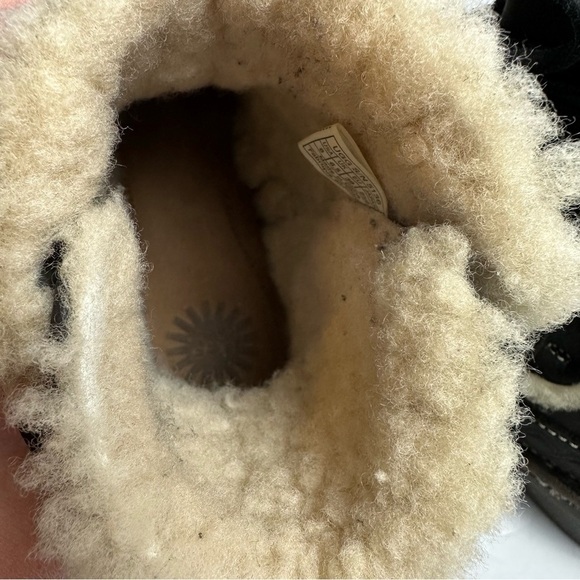 Ugg Caspia Leather Boots Women’s size 8 or EU 39 black sheepskin lined winter - Picture 11 of 11